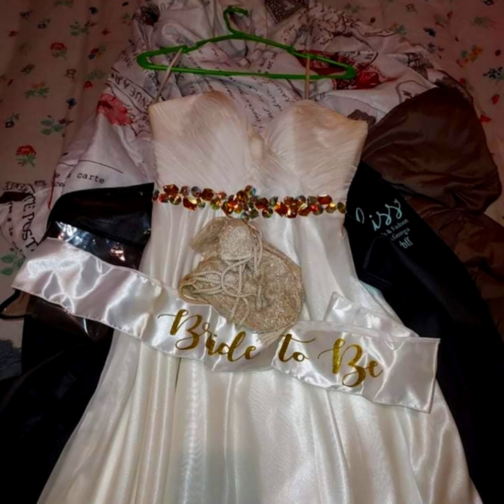 White wedding dress only worn once size 0